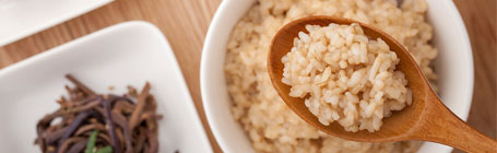 밥과 숟가락 위에 밥