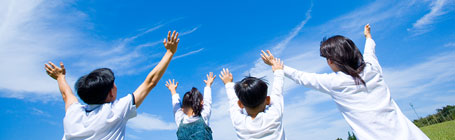 만세하고 있는 4명